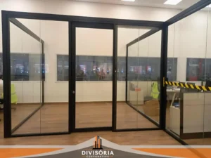 divisória corporativa de vidro